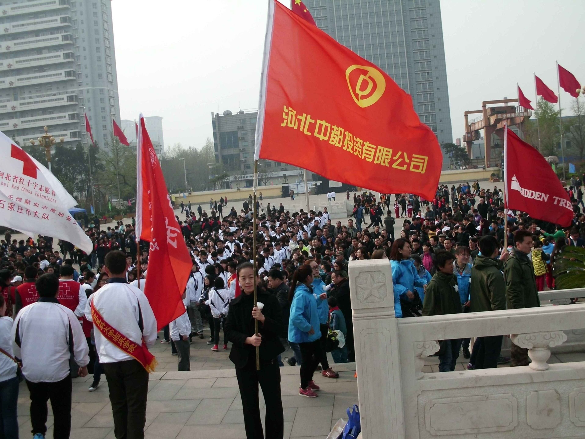 公司干部職工，到華北軍區(qū)烈士陵園掃墓，深切緬懷革命先烈