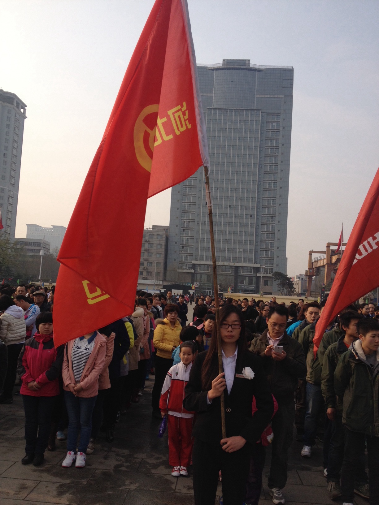 公司干部職工，到華北軍區(qū)烈士陵園掃墓，深切緬懷革命先烈